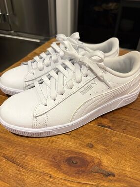 New Women’s Puma White Sneakers size 8